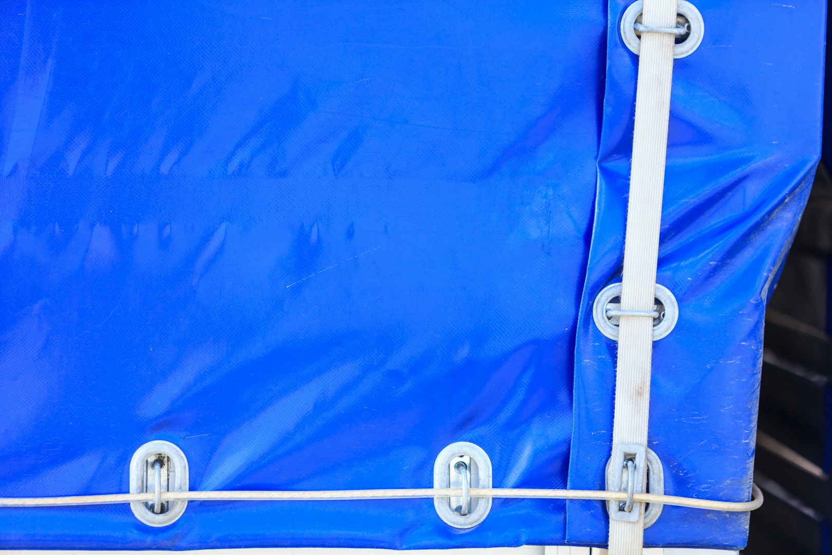 Kryteria wyboru plandek samochodowych